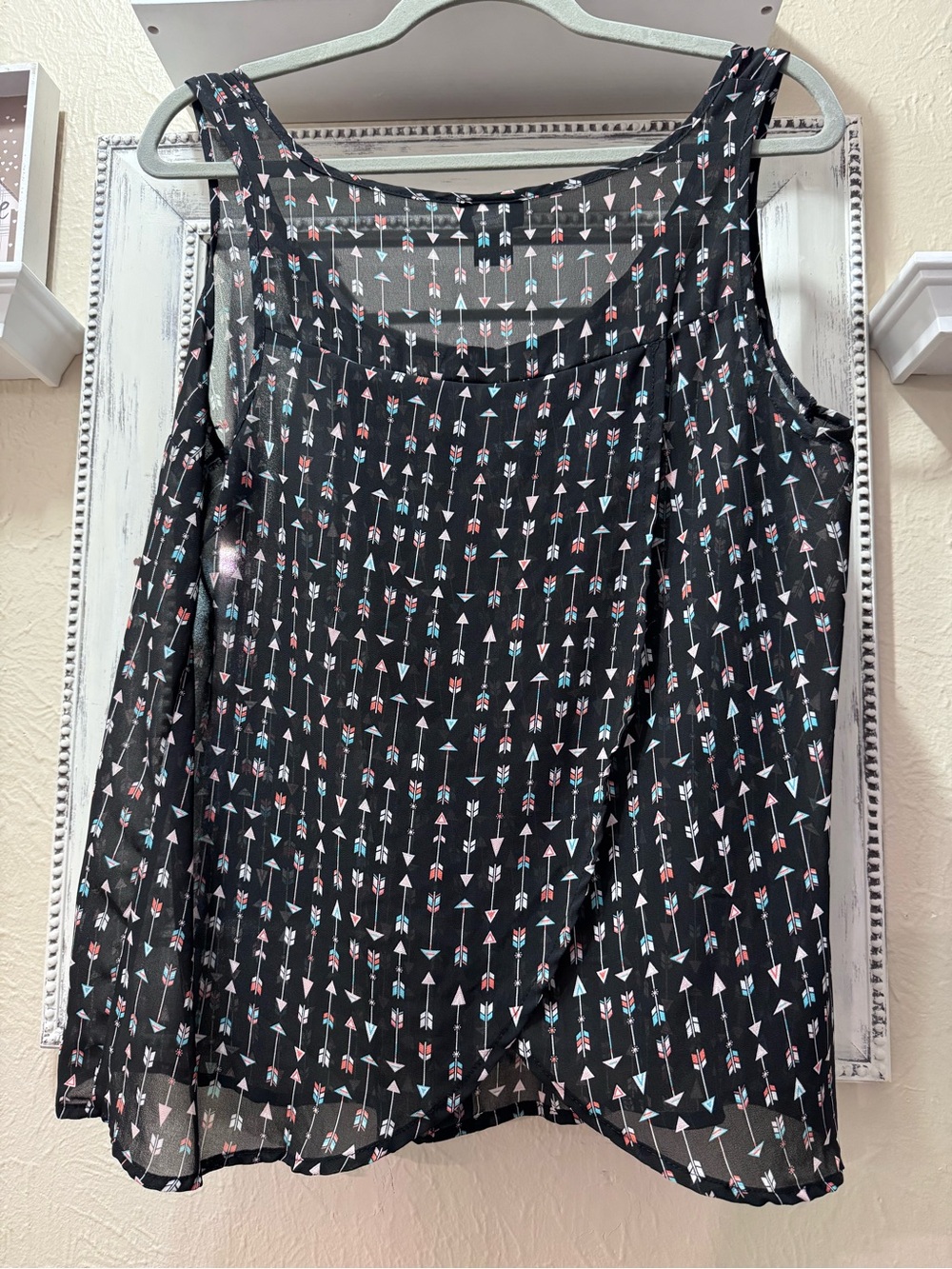 Torrid Black Arrow Print Sleeveless Blouse Sz 00 but runs large - Picture 5 of 7